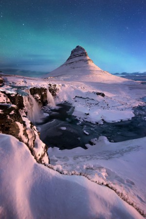 29/Junio/2016 Kirkjufell,montaña de origen volcánica situada en Grundarfjörour, en Islandia, "Sanesfellsnes" por Sarawut Intarob
